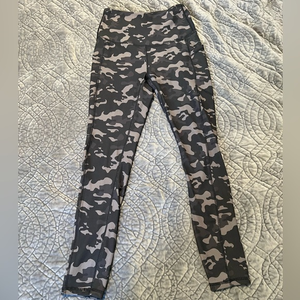 Move Theory Leggings Gray Camouflage Pattern Size Small‎